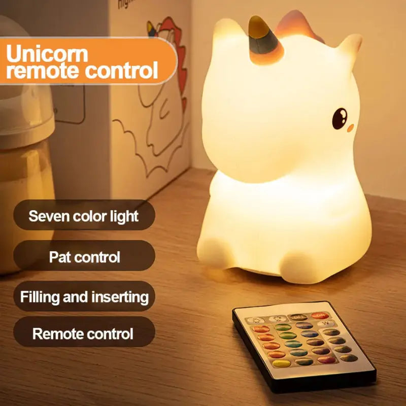 Une veilleuse LED en forme de chat est posée sur une table et fournit un éclairage doux