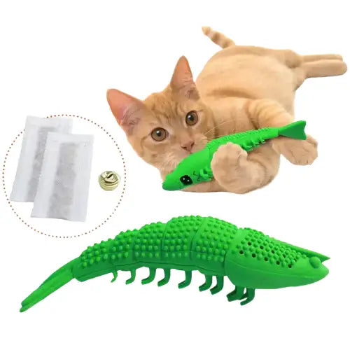 Chat jouant avec un crocodile en peluche, faisant la promotion de ’Toothbrush for Cats : Oral Health Made Easy’ brosse à dent Transparent Background