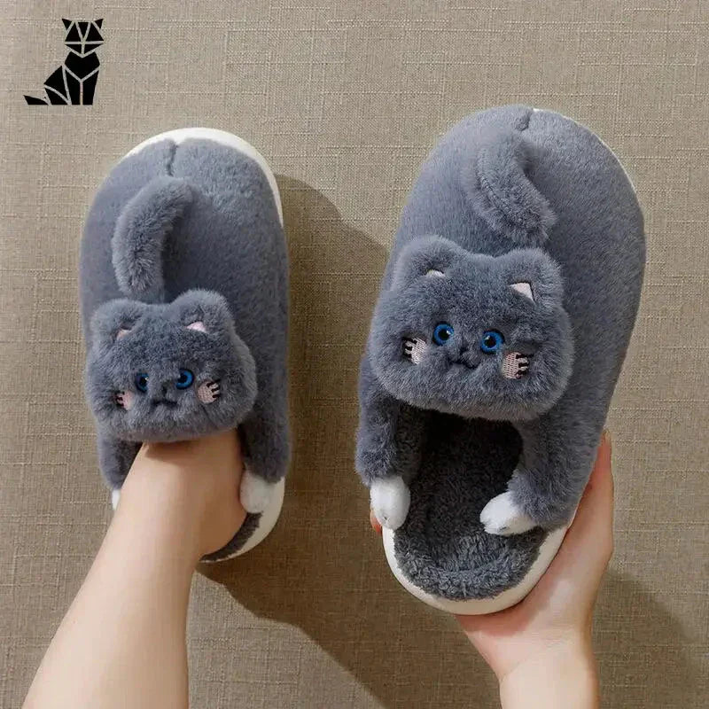 Personne portant des chaussons en coton doux avec des visages de chats, parfaits pour le style Cat Lover Soft Cotton Socks (chaussettes en coton doux pour amoureux des chats)