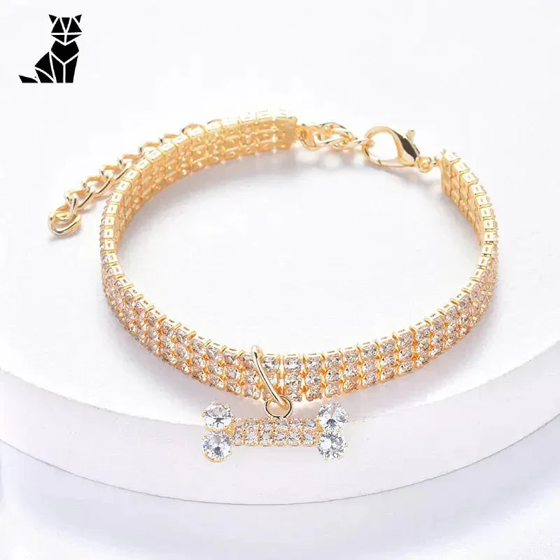 Bracelet en or avec des pierres en cristal dans le collier de chien en diamant avec pendentif en os