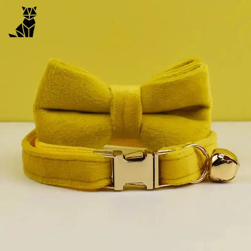 Collier en velours personnalisé pour chat avec nœud papillon jaune et boucle métallique