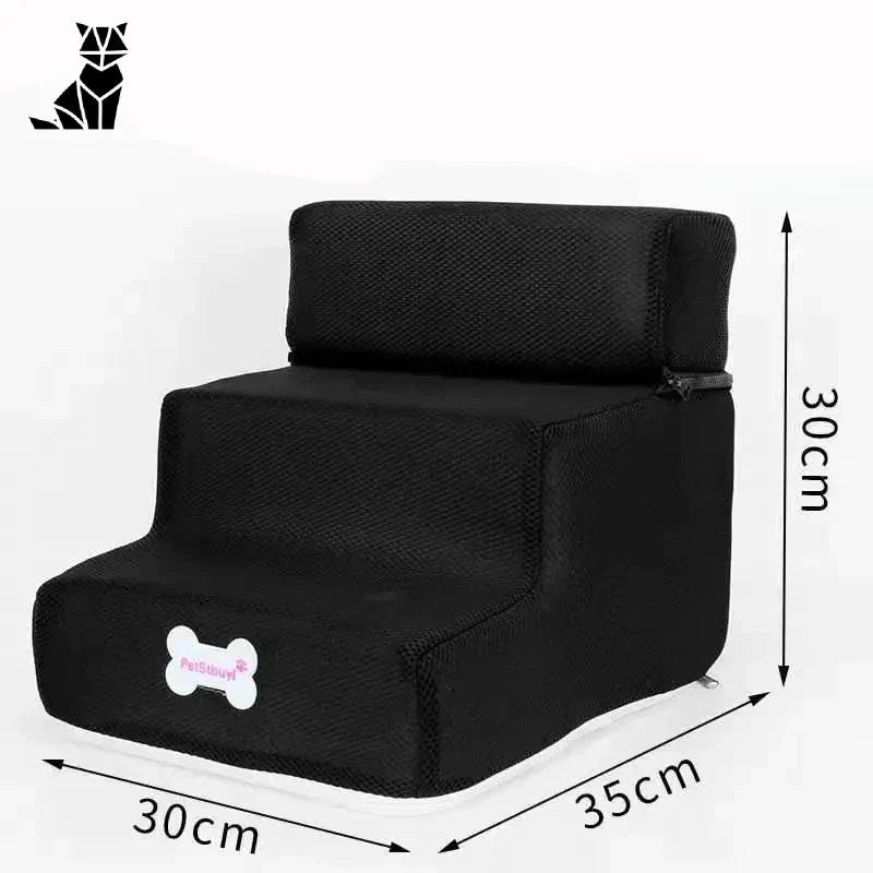 Chaise noire avec logo blanc à côté de Trois marches pour petits chiens