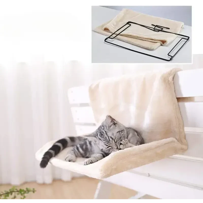 Hamac pour chat radiateur : Joli lit suspendu pour chat avec un chat qui s’y prélasse