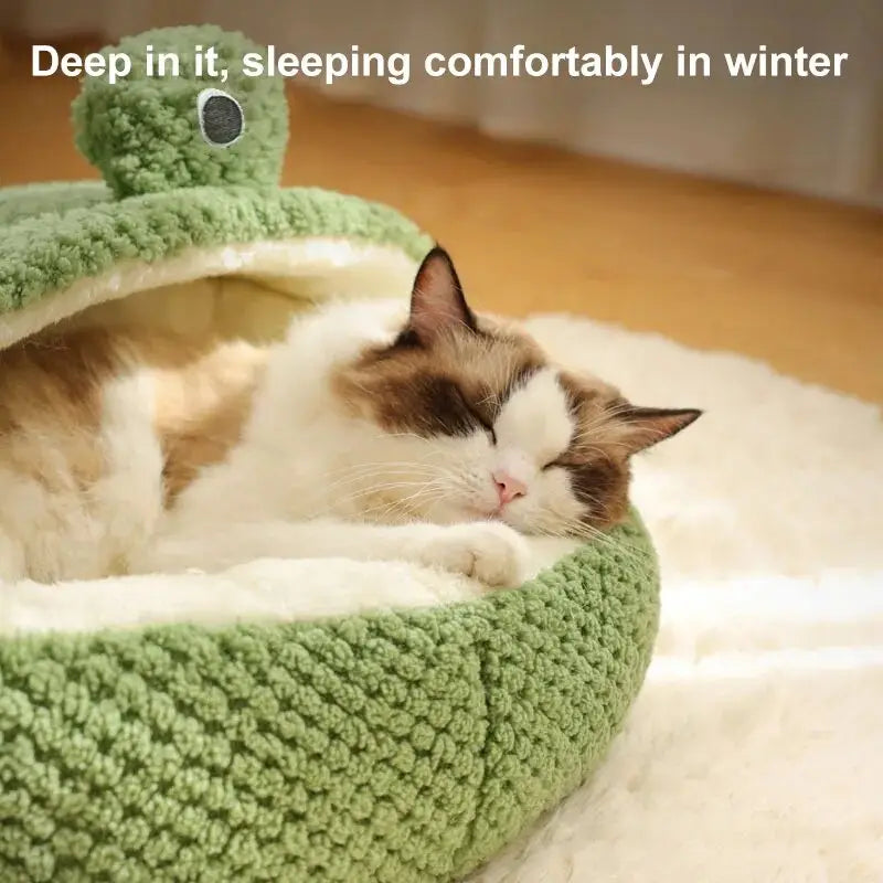 Un chat en sommeil profond, niché dans un nid de peluche en grenouille verte pour un sommeil profond