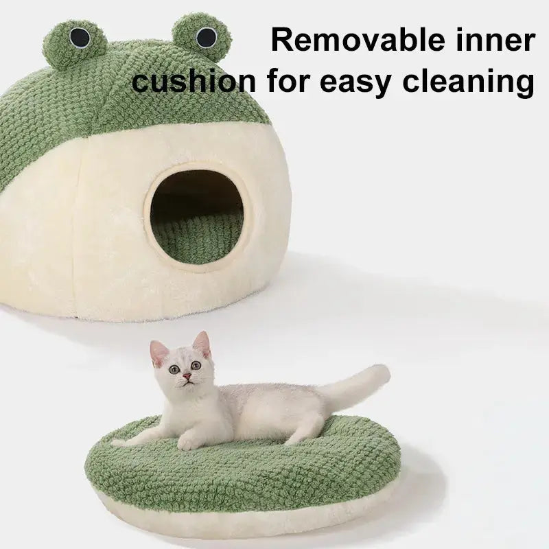 Chat profitant d’un nid de grenouilles en peluche vert et blanc pour un profond sommeil