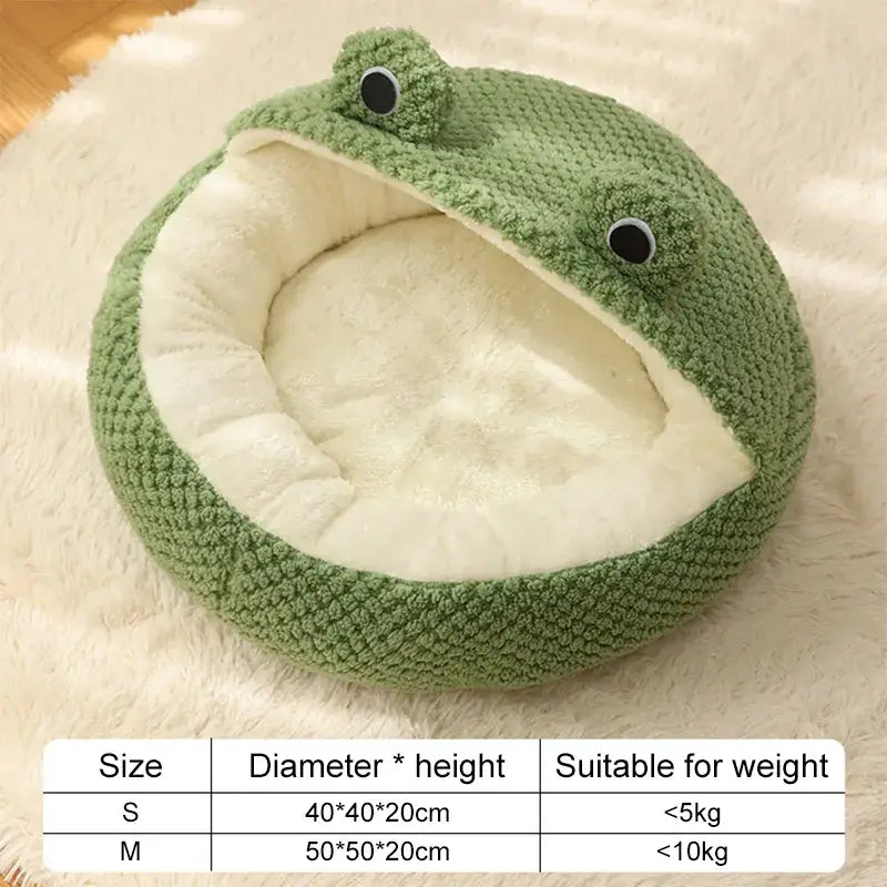 Nid de grenouilles en peluche pour un sommeil profond - Lit de grenouilles vertes sur fond blanc