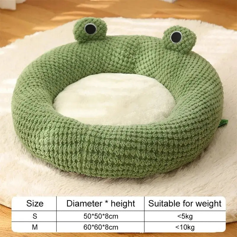 Nid de peluche grenouille pour sommeil profond - Lit pour chien grenouille verte sur tapis blanc pour Sommeil Profond