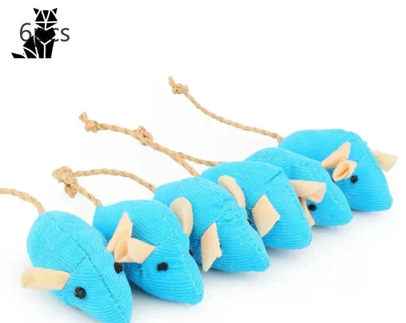 Trois souris bleues en peluche avec de l’herbe à chat pour la stimulation sensorielle et le jeu