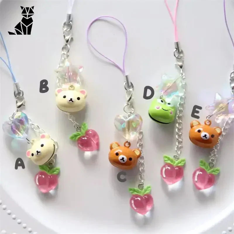 Une assiette blanche présentant un porte-clés kawaii avec quatre breloques inspirées de la pêche et de la pêche à la ligne