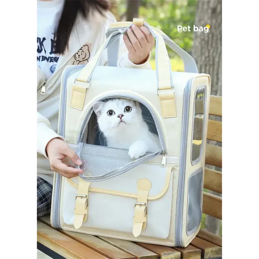 Femme tenant un chat dans un sac blanc : Cat Transport Bag pour un transfert facile et confortable