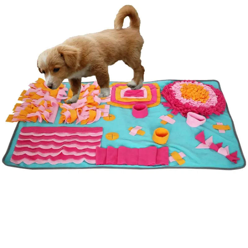 Chien profitant d’un jouet sur le tapis d’éveil olfactif pour chiens - Tapis de Recherche Alimentaire
